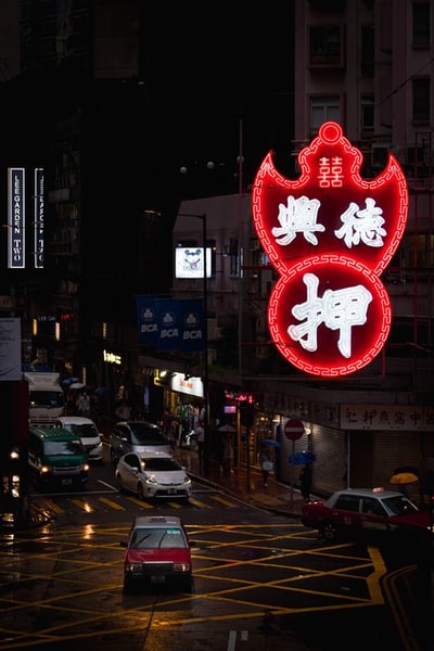 汽车在夜间道路在城市
